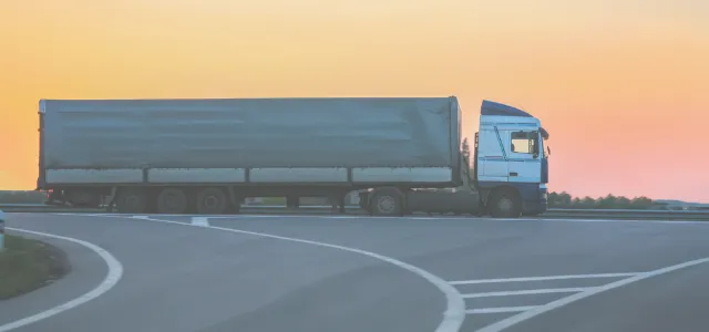 Ciężarówka na skrzyżowaniu